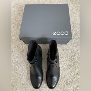 NEW Ecco Black Leather Ankle Booties Size 7 / 7.5 / EU38